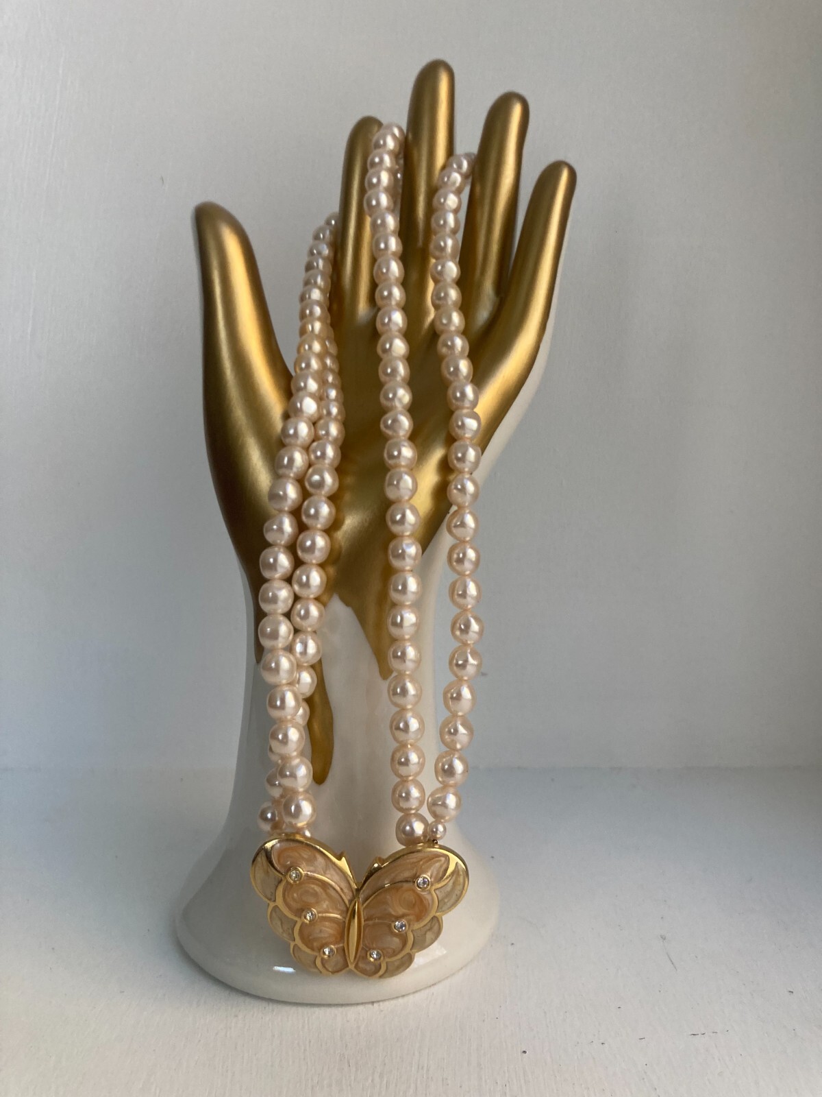 VINTAGE SIGNED K.J.L. FOR AVON FAUX PEARLS WITH ENAMEL BUTTERFLY 18″ NECKLACE