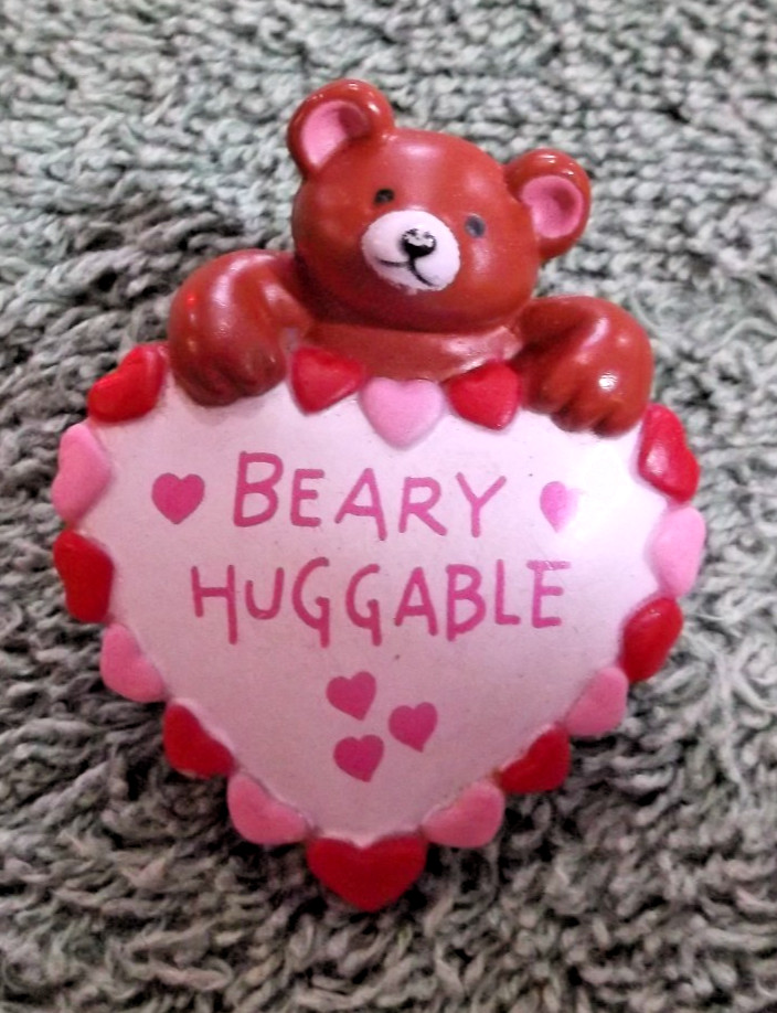 Vintage Fun World Carle Place NY Beary Huggable Plastic Pin