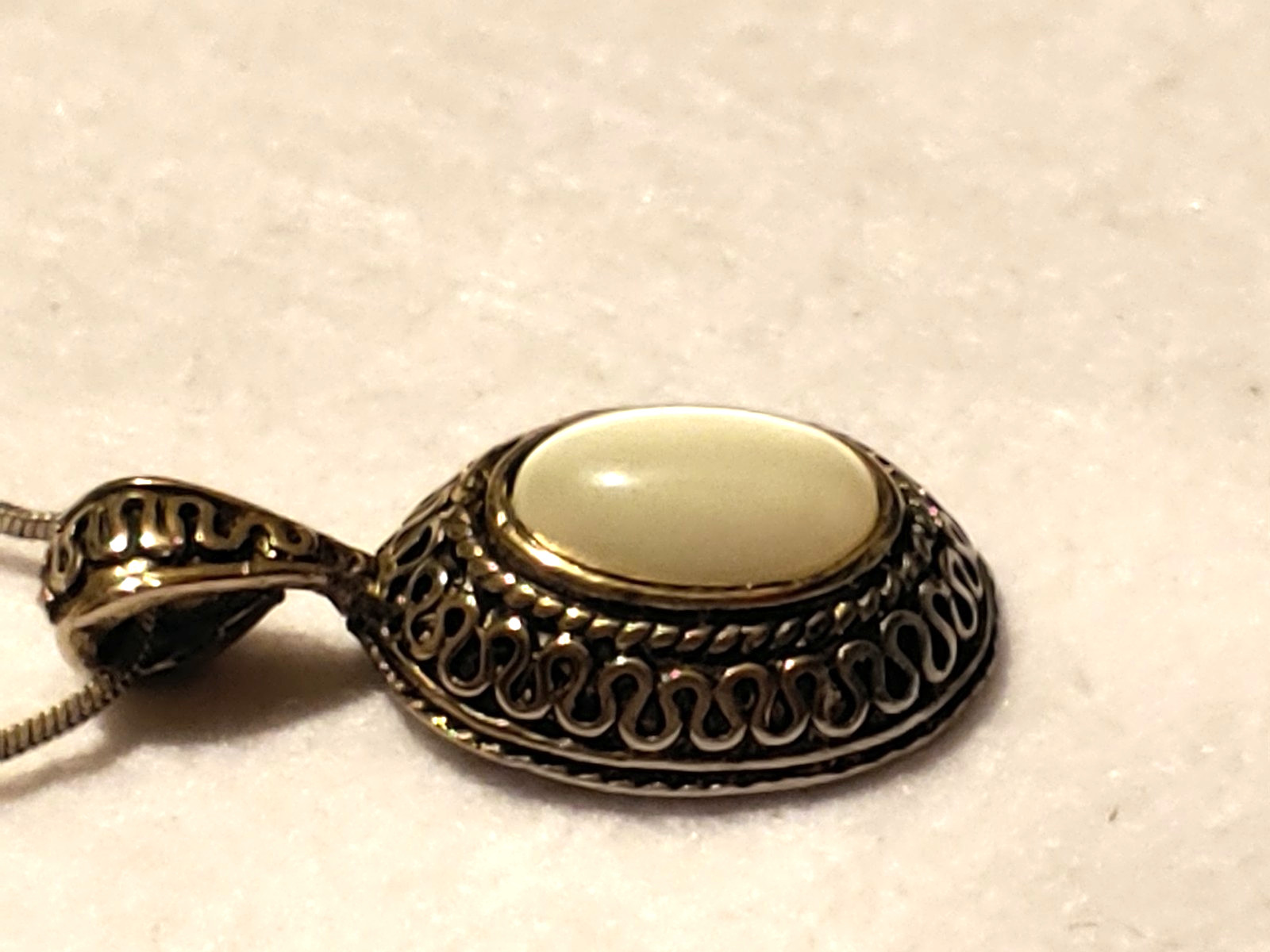 VINTAGE – Gray/White CATS EYE PENDANT – 17.5 in NECKLACE SILVER TONE CHAIN