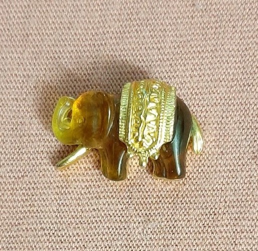BEAUTIFUL Elephant Honey Amber and Gold Tone Jacket Lapel Pin