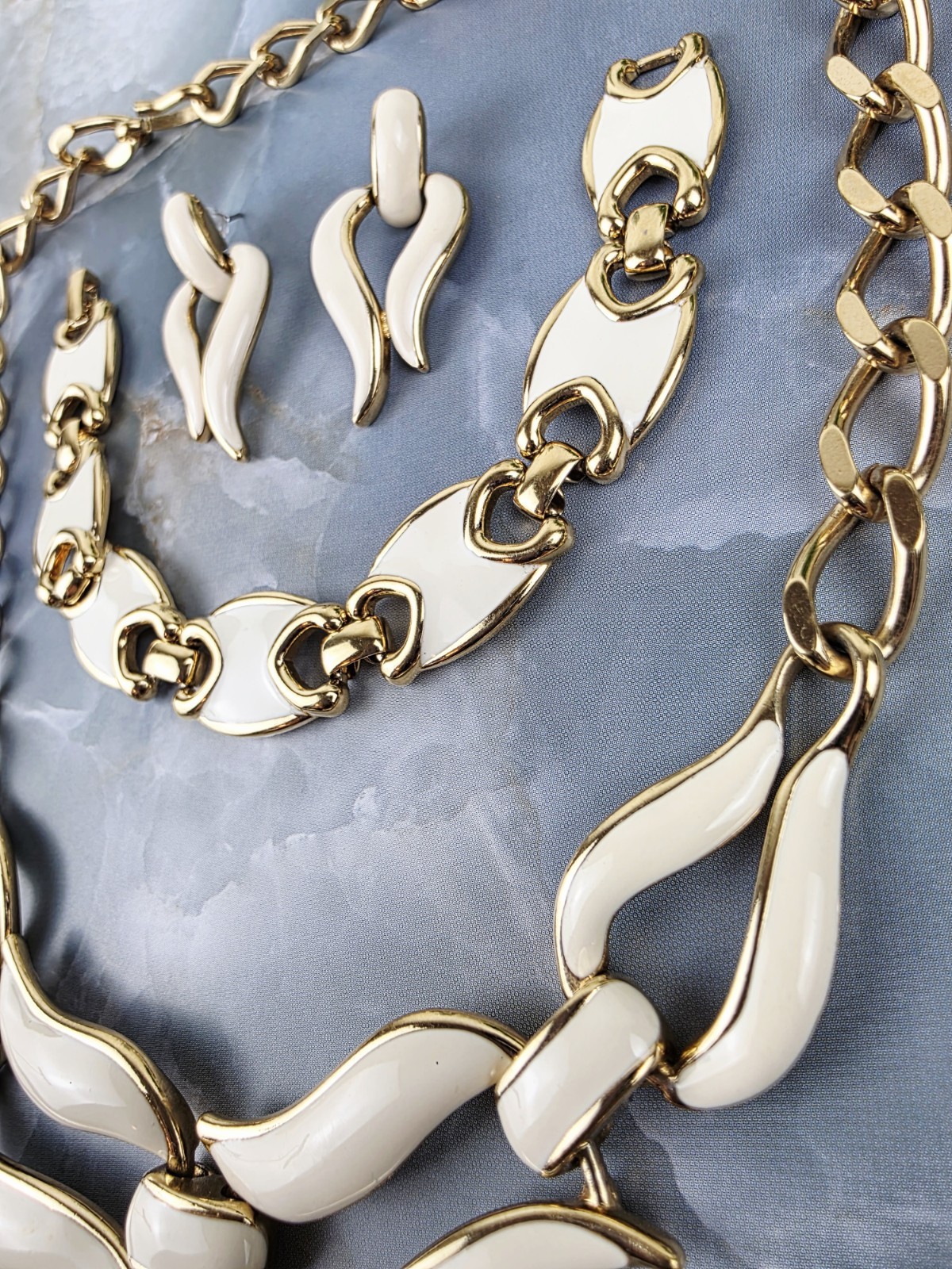 4pc Vintage Monet Gold Tone And Ivory Enamel Jewelry Set All Signed