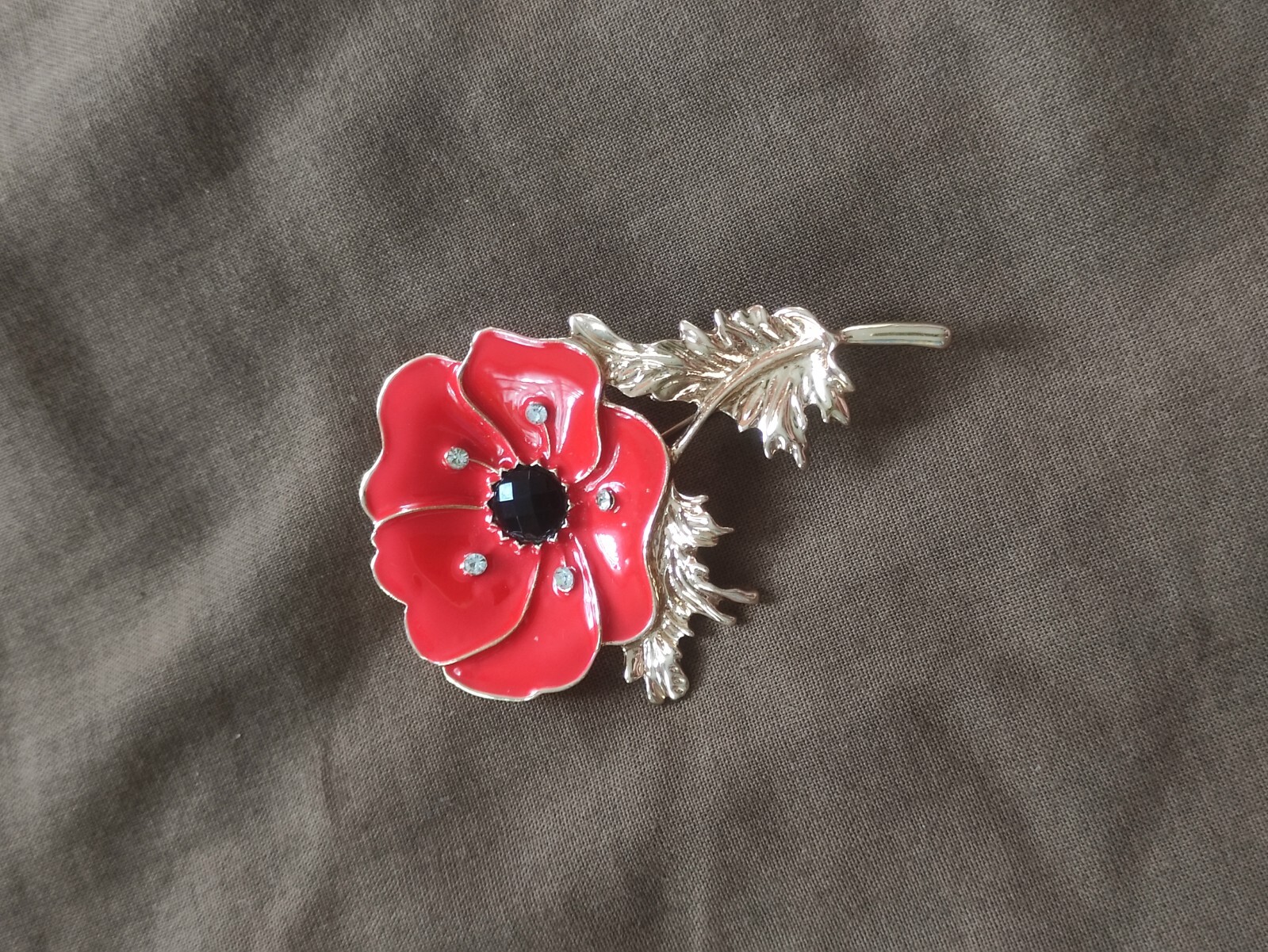 Elegant Red Poppy Flower Brooch Gold Tone Enamel Symbolic Floral Jewelry
