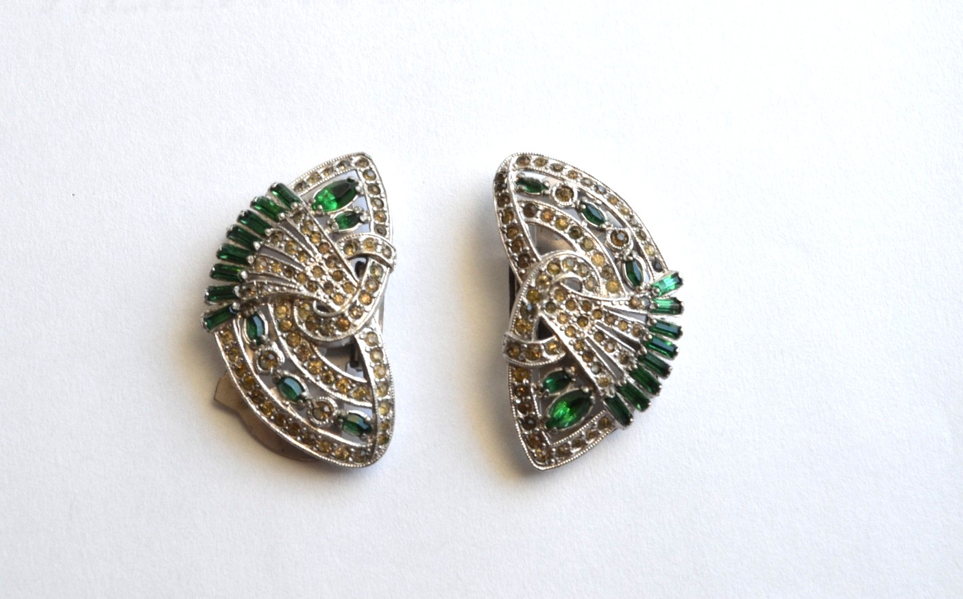 Beautiful Pair Of Art Deco Silver Tone Rhinestone Fur Dress Clip Emerald Green