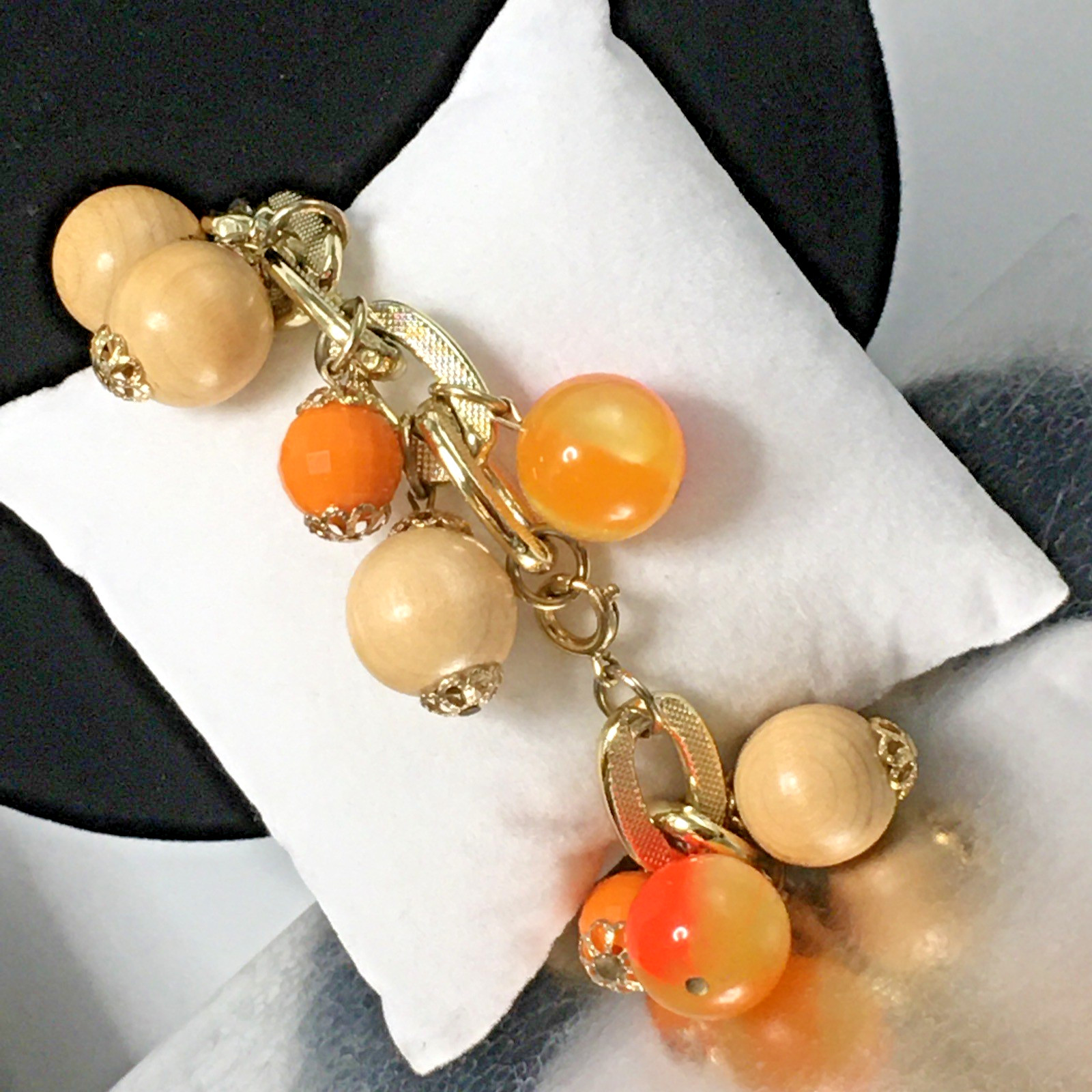 1960s VTG Chunky Multicolor Beaded Cha Cha Bracelet Lucite and Wood 8″