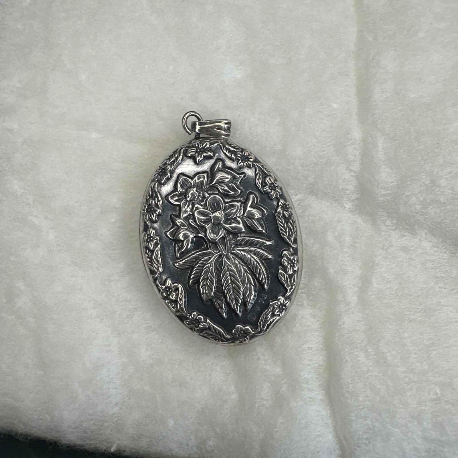 Vintage Sterling Silver 1978 Franklin Mint Flower The Christmas Rose pendant