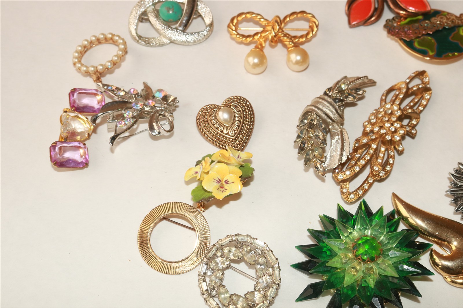 LOT OF 20 DIFFERENT VINTAGE TO MODERN BROOCHES PINS – Lot #10