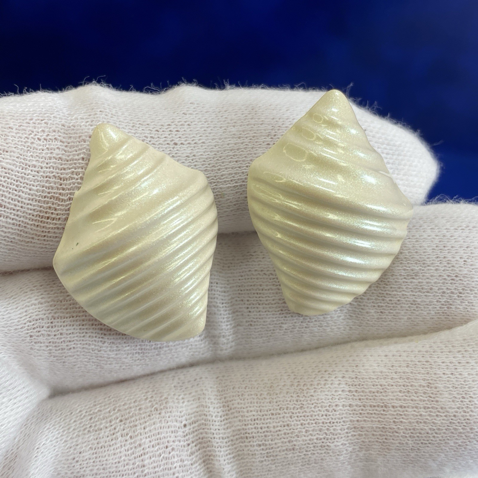 Vtg Avon Seaside Iridescent Enamel Finish on Metal Conch Shell Clip On Earrings
