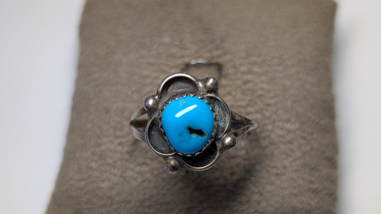 VINTAGE STERLING SILVER SOUTHWESTERN TURQUOISE RING ABOUT SIZE 8 1/2