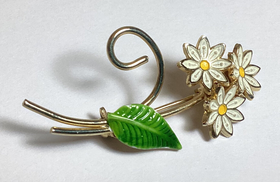 PRETTY VINTAGE RETRO ENAMEL DAISY TRIO BROOCH WITH LEAF GOLDTONE