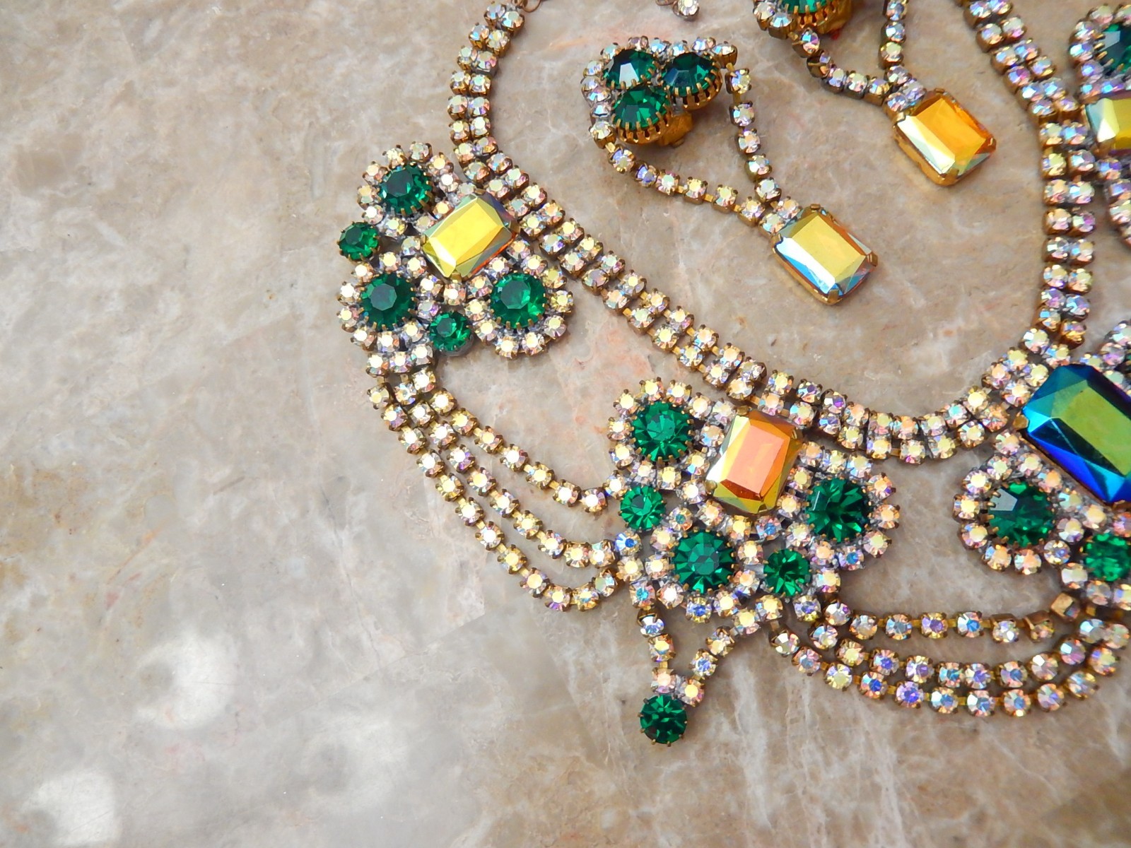 VINTAGE CZECH MAGNIFICENT RHINESTONE GREEN GOLD AB FESTOON NECKLACE EARRINGS SET