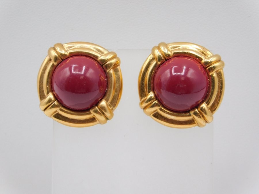 J477-VINTAGE PIERCED EARRINGS~WHITE STAG~BURGUNDY & GOLD TONE~3/4″
