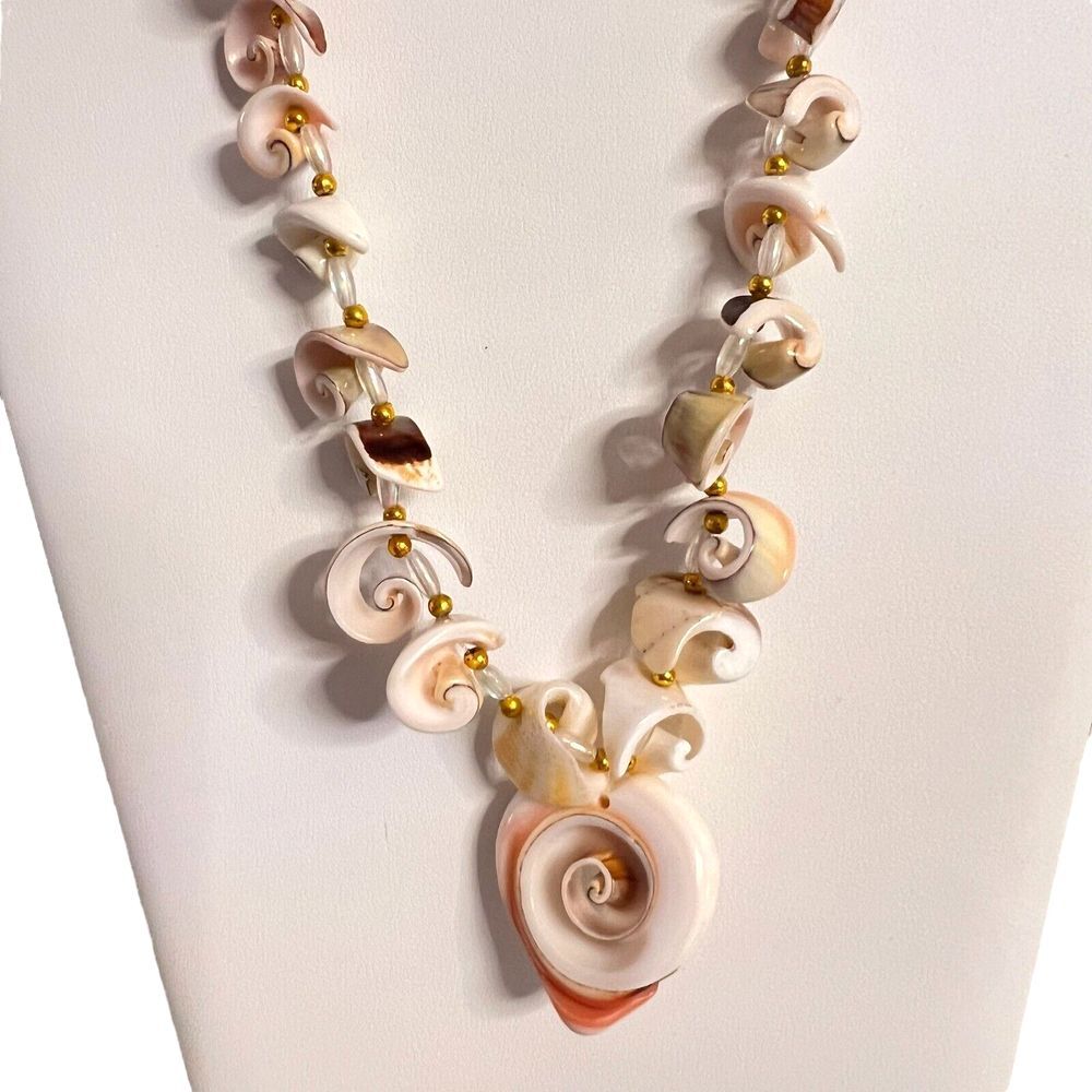 VINTAGE Women’s Necklace Natural Cocomurex Luhuanus Sea Shell Beaded 23 in.
