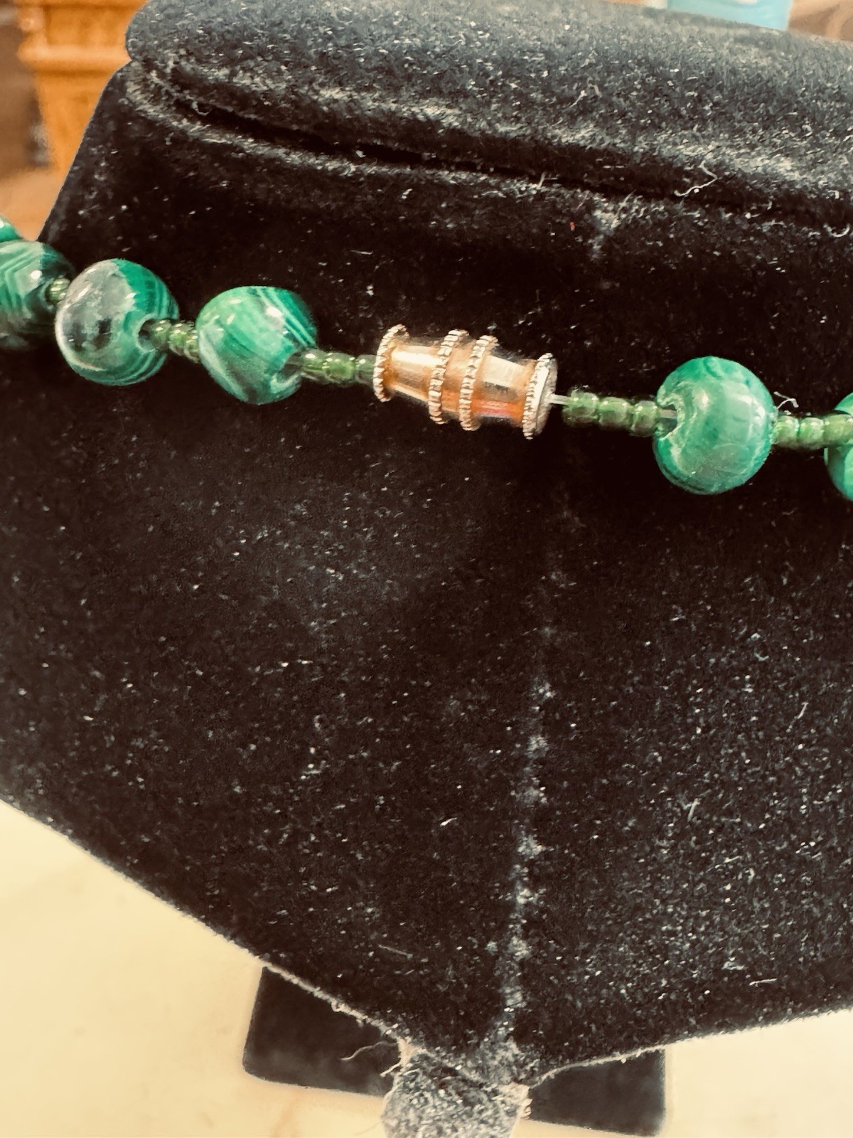 BEAUTIFUL VINTAGE GRADUATING IN SIZE MALACHITE BEADED NECKLACE 22″ INCHES