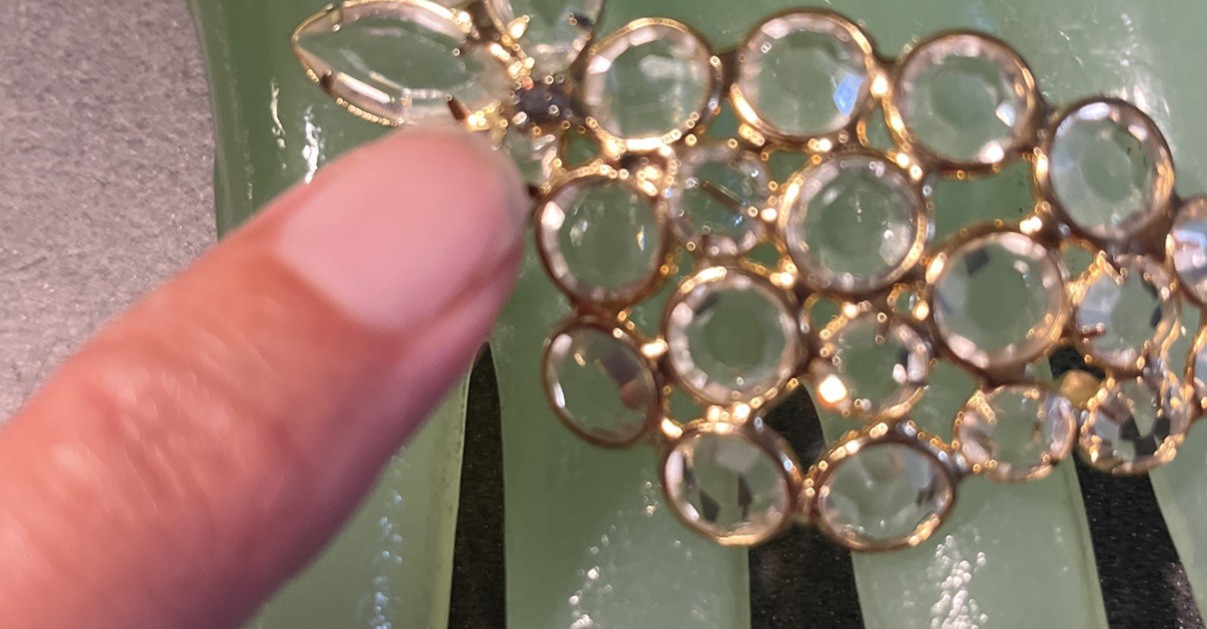 FABULOUS VINTAGE SEE THRU CRYSTALS BUNCH OF GRAPES PIN BROOCH GOLD TONE Prongset