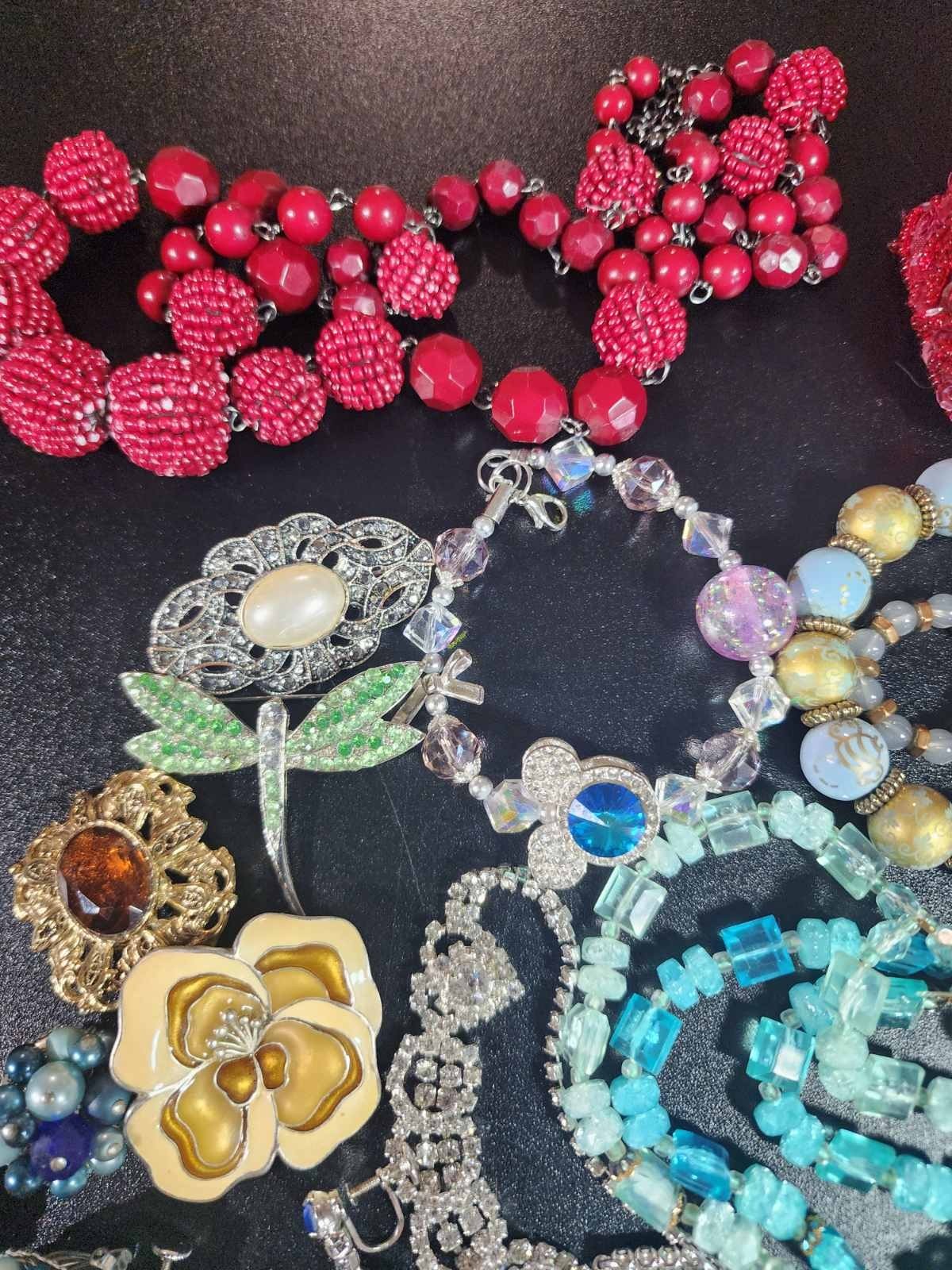 Vintage jewelry set of 26 in vintage purse