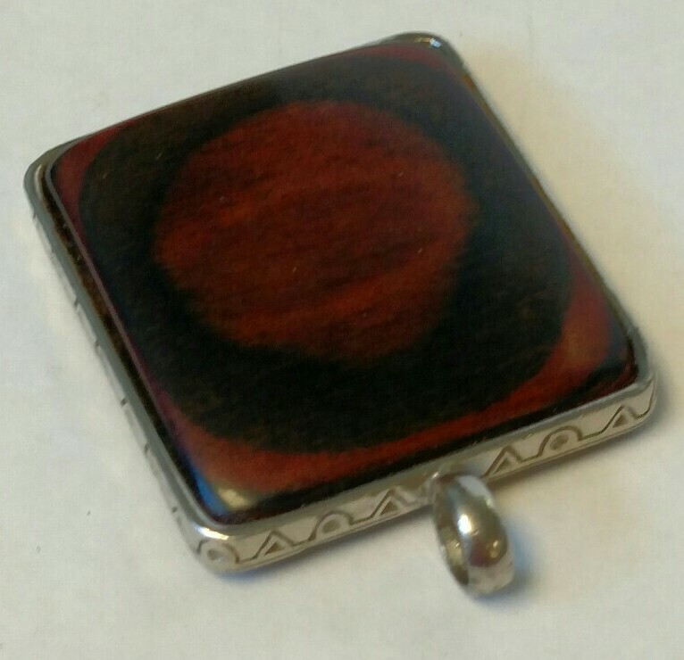 KENNETH LANE Wood PENDANT 1+7/8 x 1+5/8″ in Silver Setting 1/4″ cord/chain loop