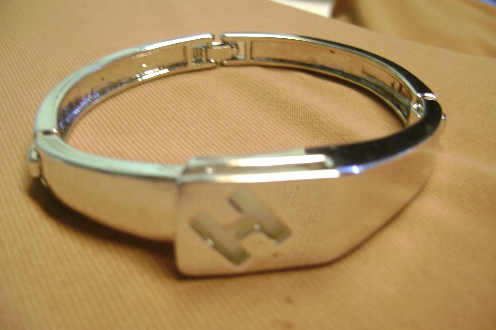 VINTAGE MOTHER OF PEARL INITIAL “H” SILVER TONE 7″ LENTH BRACELET
