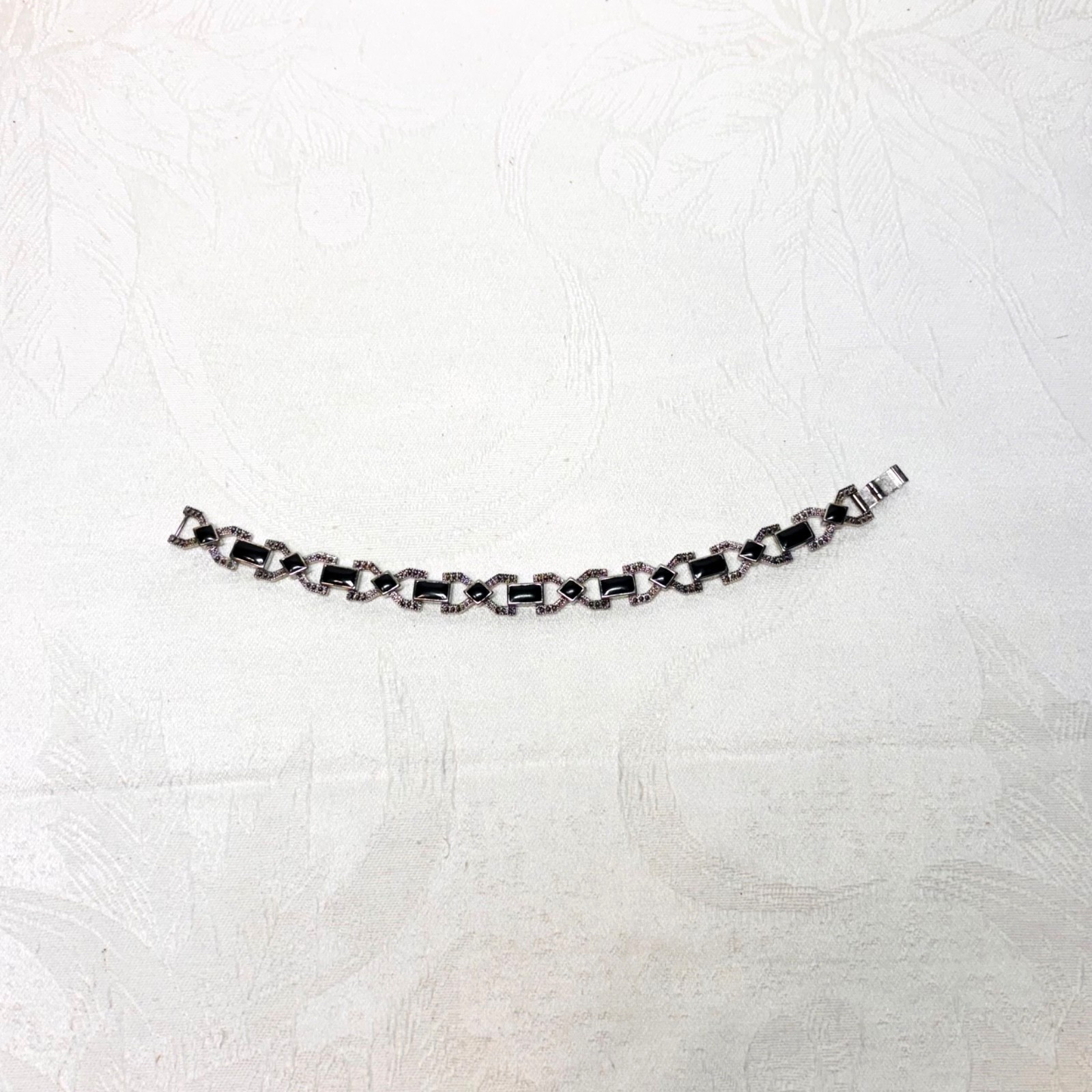 BRACELET black enamel faux gem silvertone metal fold over clasp vintage 6 3/4″ c