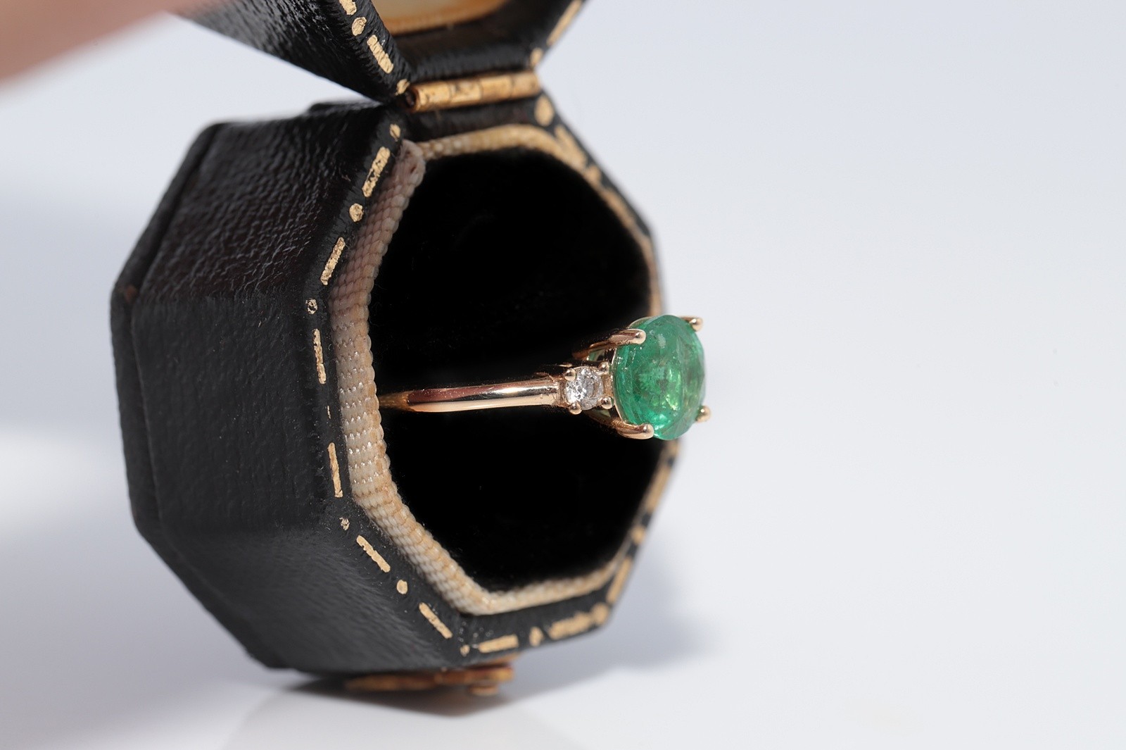 New Made 14k Gold Natural Diamond And Round Cut Emerald Decorated Ring