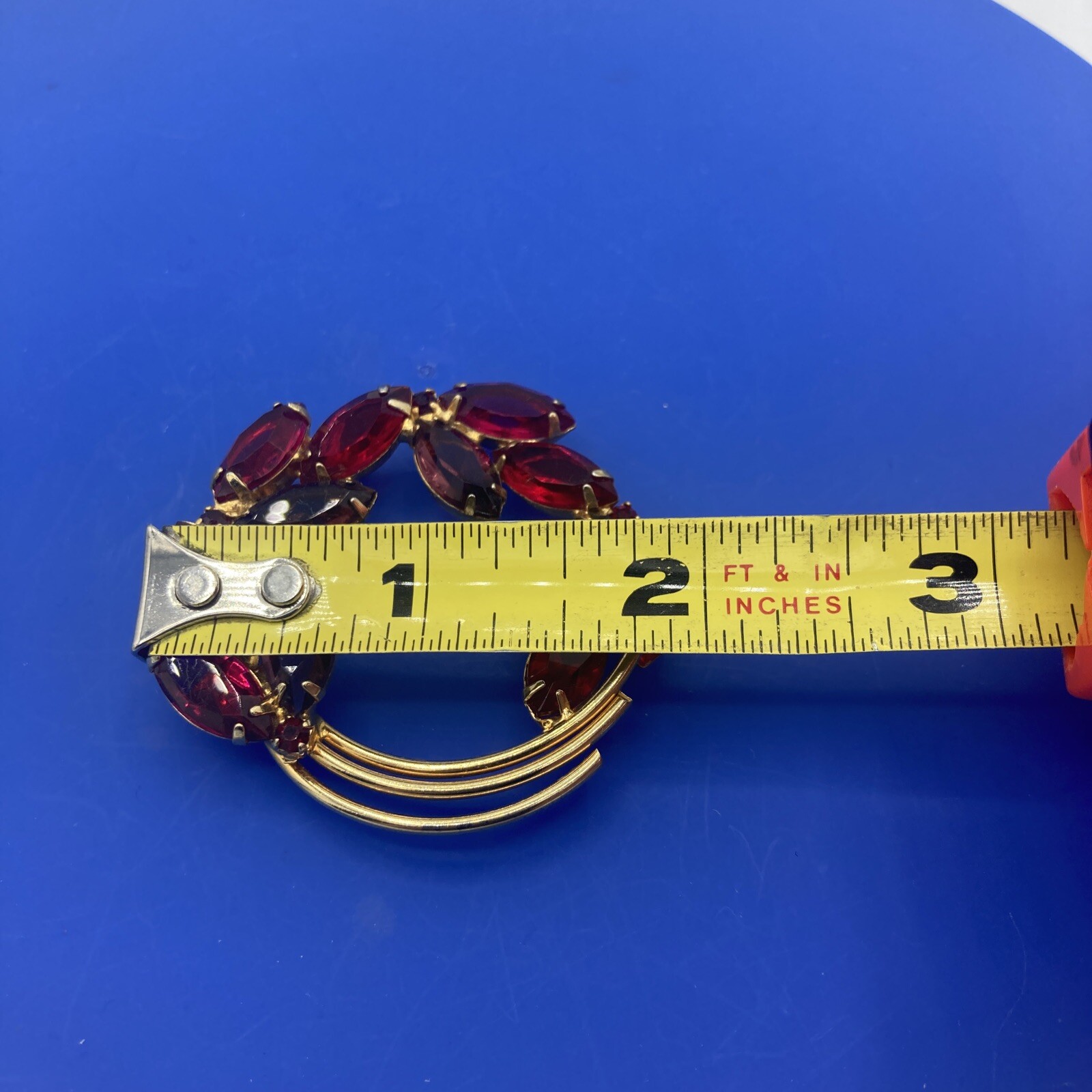 Vintage Juliana Gold Tone Pink Red Purple Rhinestone Wreath Circle Brooch Pin 2”
