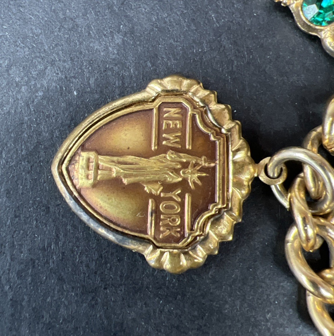 Vintage 70s gold tone New York City buildings landmarks charm bracelet 6.5” READ