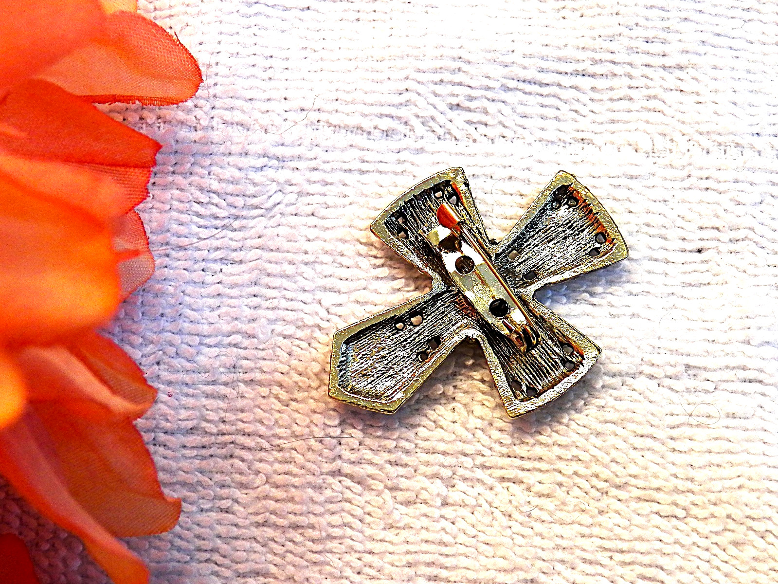 CLASSIC PIN BROOCH CROSS RELIGIOUS SYMBOL CHRISTIANITY RHINESTONES FAUX PEAR CH8