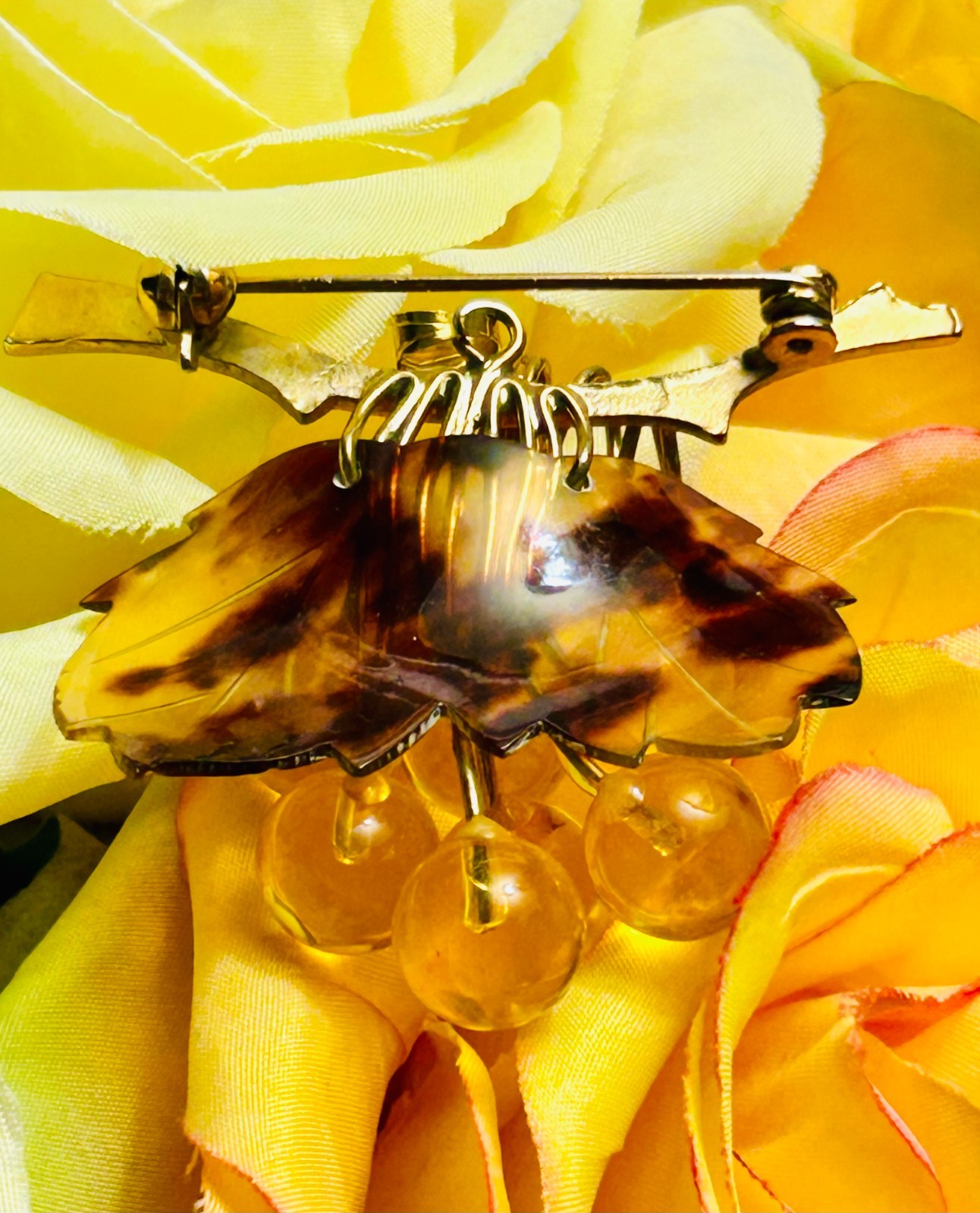 VTG GRAPE CLUSTER LUCITE BROOCH PIN *Apple Juice & Faux Tortoise Grapes Pendant*