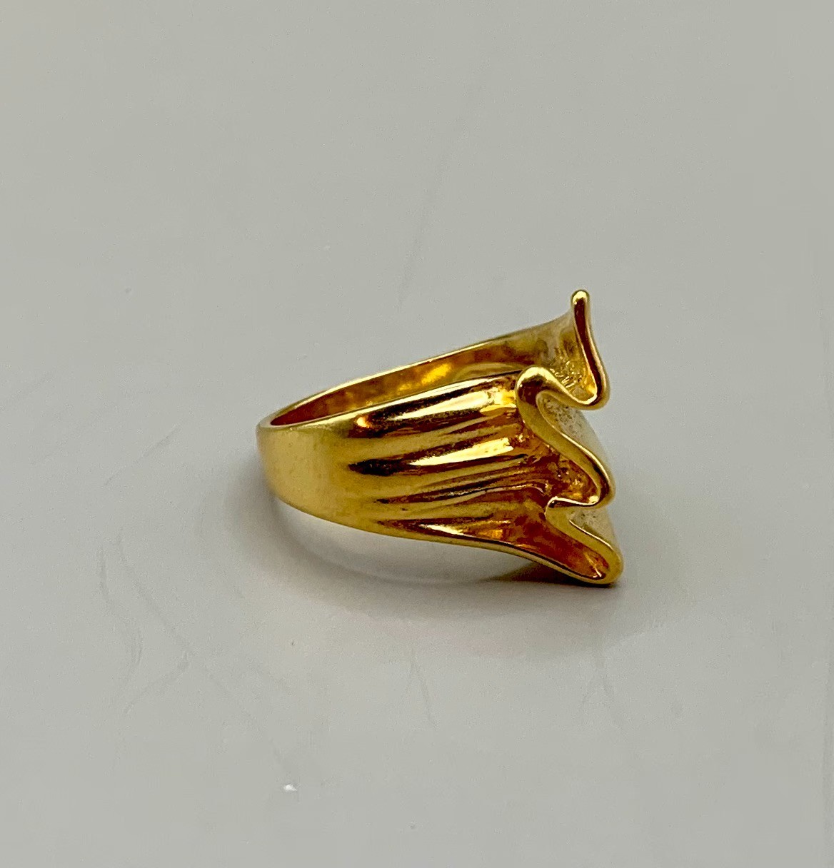 925 Sterling Silver Gold Vermeil Ring Sz: 7.5 Ribbon Wave Design UTC Vintage Y2K