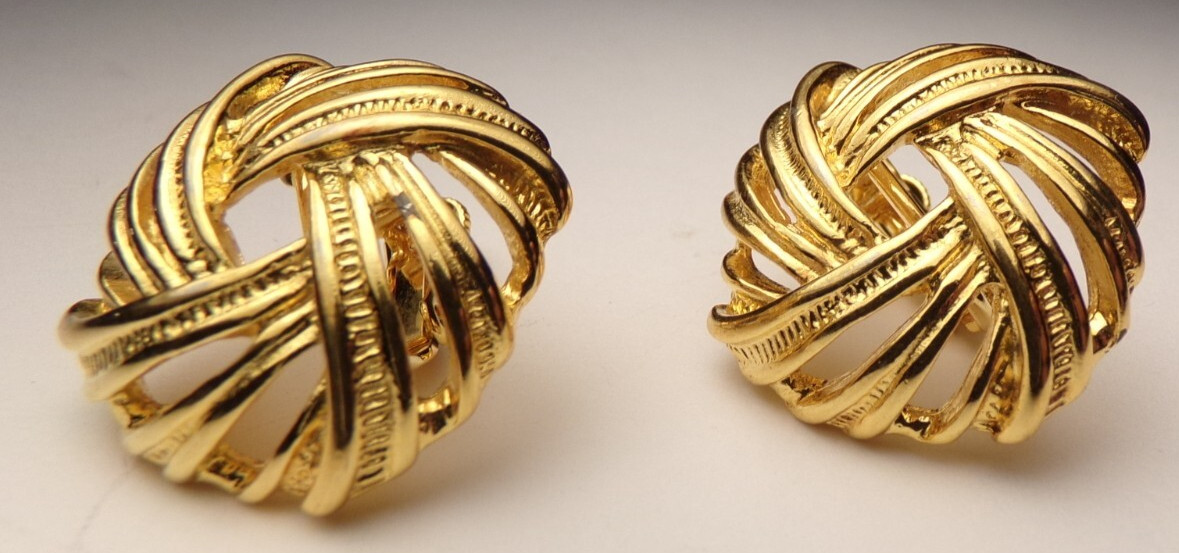 VTG J S SIMPSON GOLD TONE OPEN LOVE KNOT SWIRL ADJUSTABLE CLIP ON EARRINGS MINT