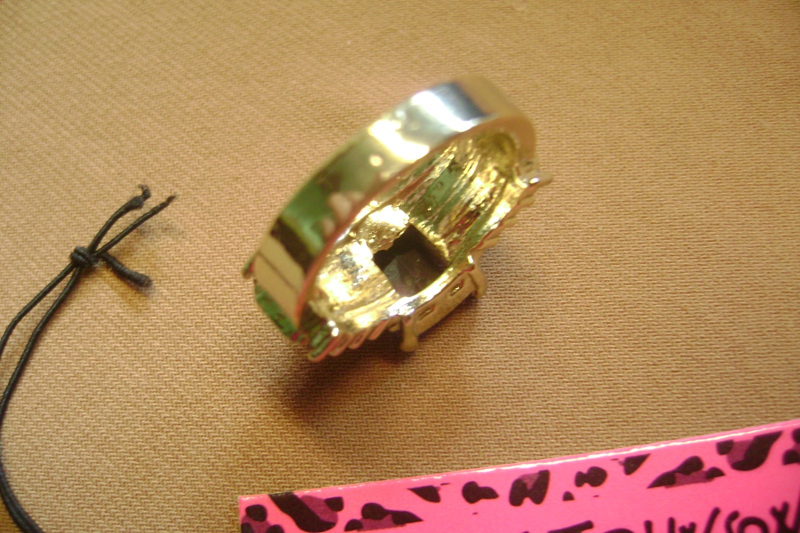 BETSEY JOHNSON CHUNKY PURPLE EMERALD CUT CRYSTAL GLASS SIZE 8 GOLD TONE RING