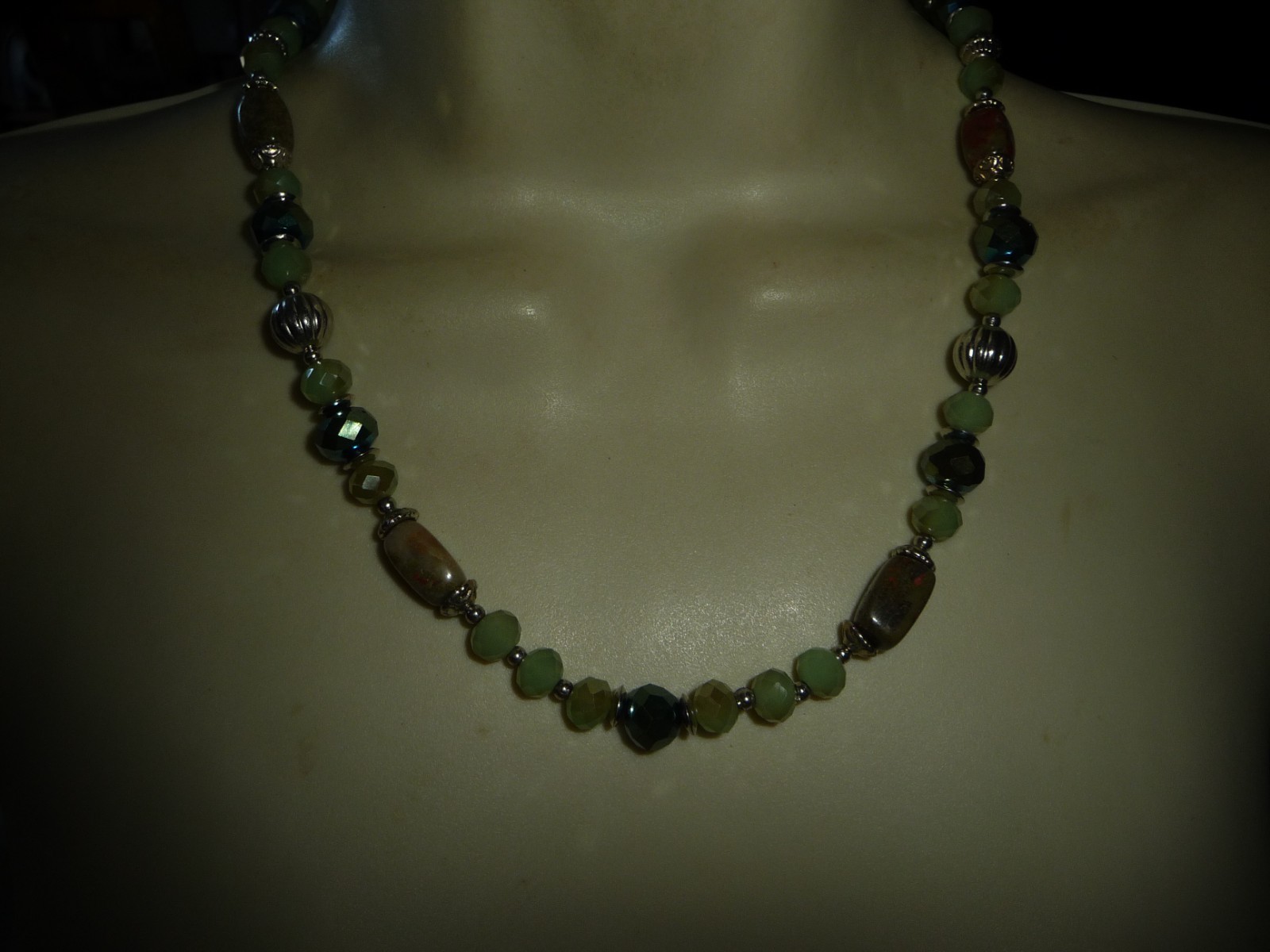 DELIQUET BLACK GLASS BEADS DIFFERENT SHAPES BIB 8” L NECKLACE #26.27