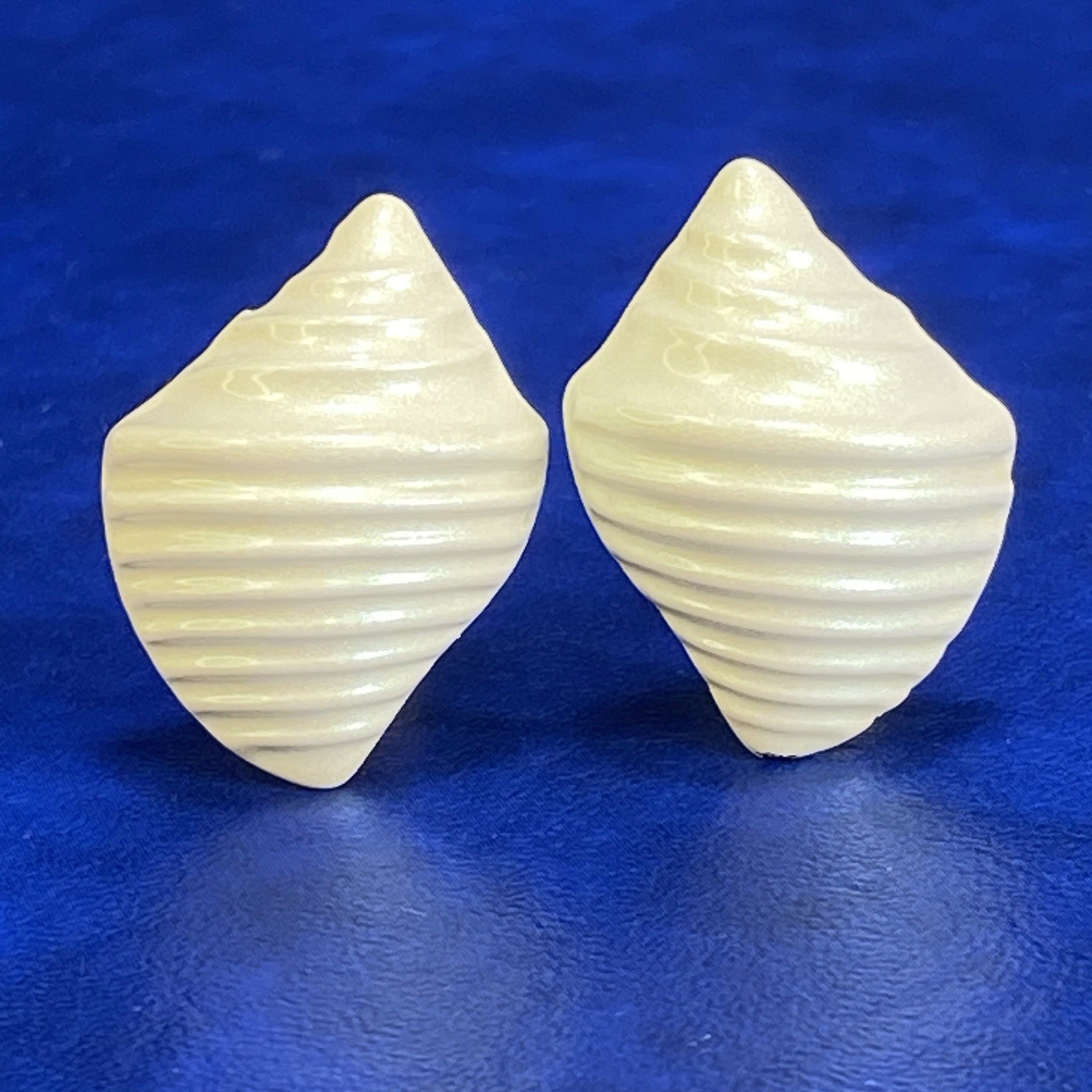 Vtg Avon Seaside Iridescent Enamel Finish on Metal Conch Shell Clip On Earrings