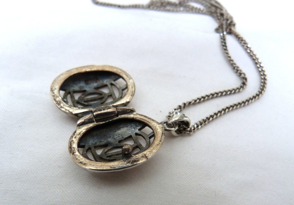 KIT HEATH KH CELTIC DESIGN CUT OUT STERLING SILVER OPENING LOCKET CHAIN NECKLACE