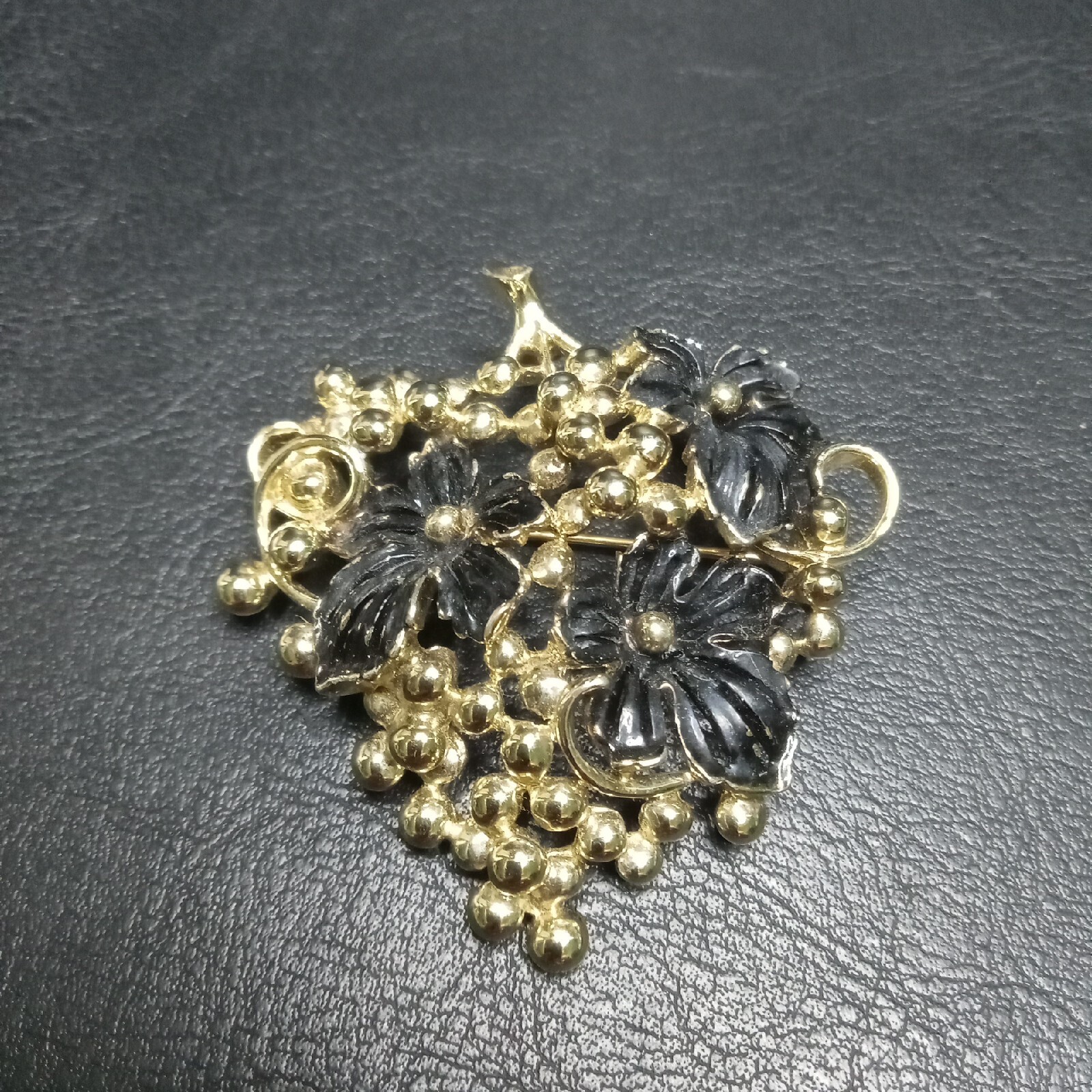 Vintage SARAH COVENTRY Bunch Of Grapes Black Enamel Leaf Brooch. 8496