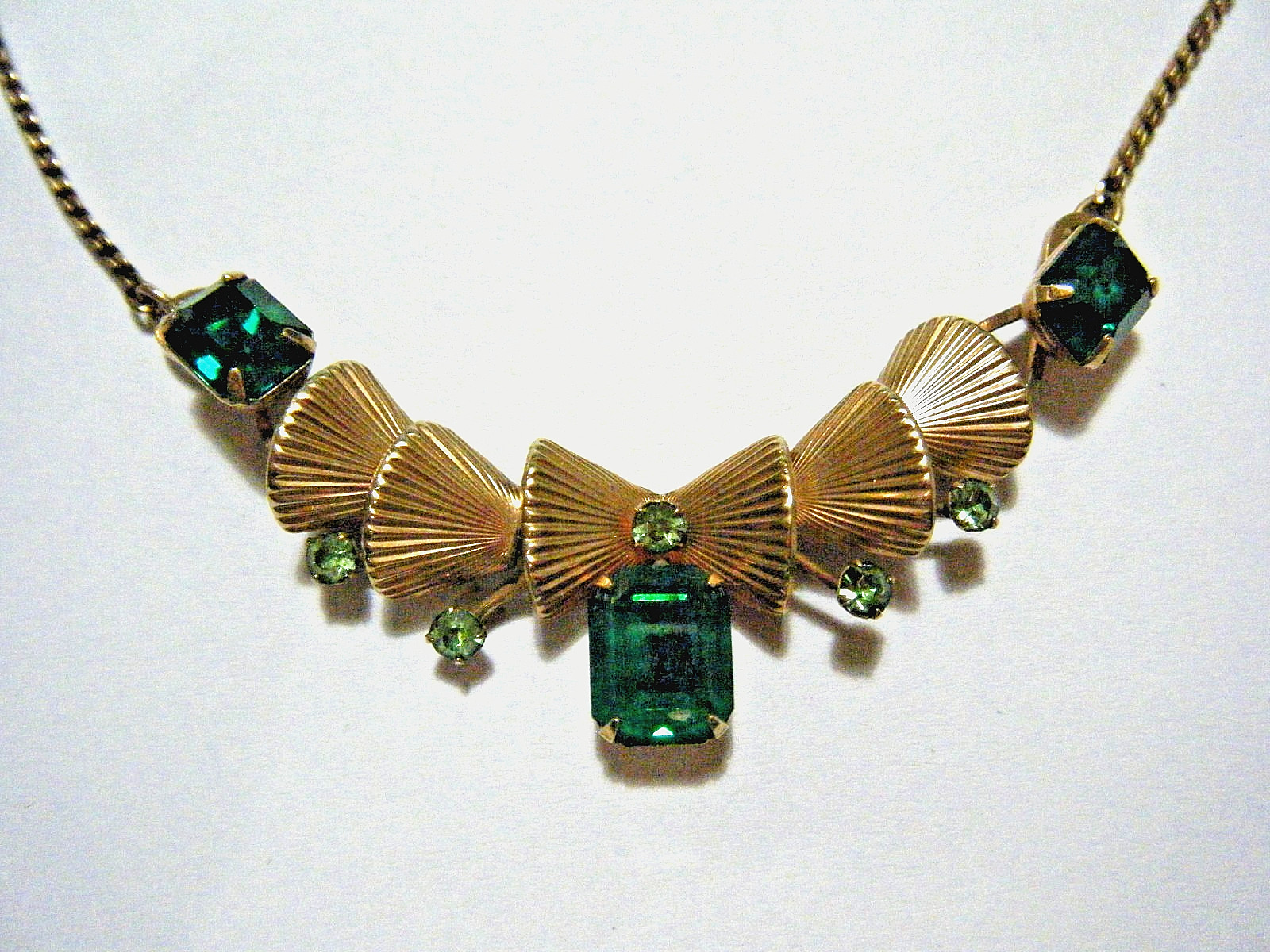 Pretty 17″ Vintage 40s Van Dell 1/20 12K GF Emerald Crystal Collar Necklace