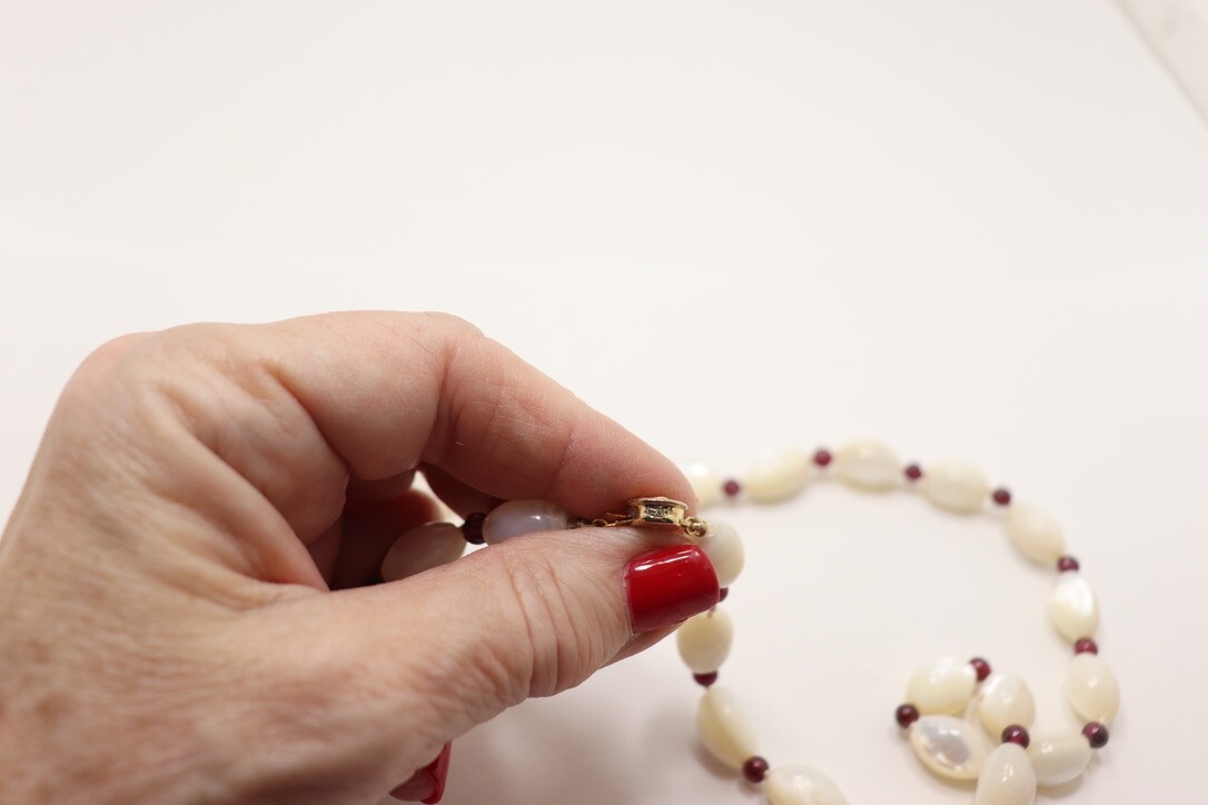 VINTAGE MOTHER OF PEARL & GARNETS HAND KNOTTED BEADED NECKLACE STERLING CLASP