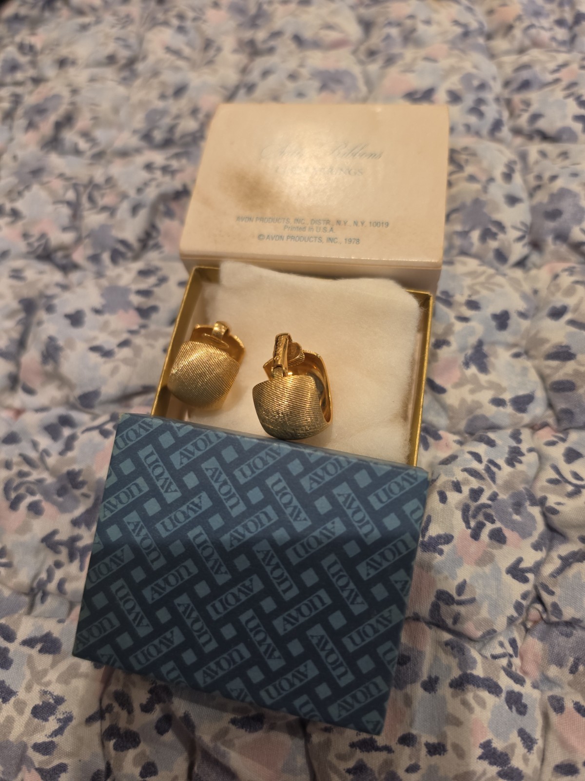 Satin Ribbons Clip Earrings Vintage Avon Fashion Accents 1978 Gold Tone Wide