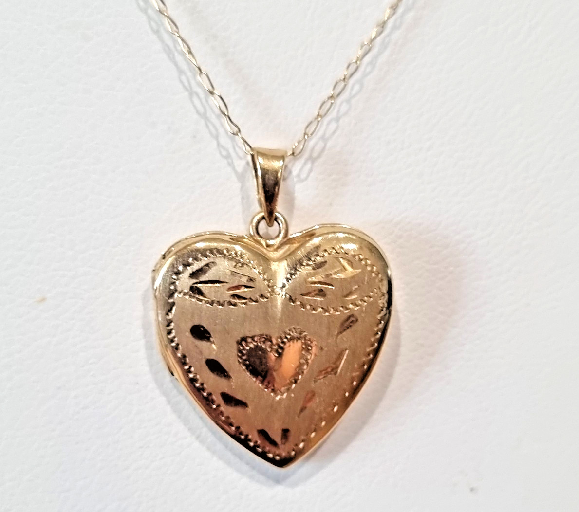 Vintage Solid 14K Yellow Gold Engraved Heart Locket Pendant Necklace 2.6g Video