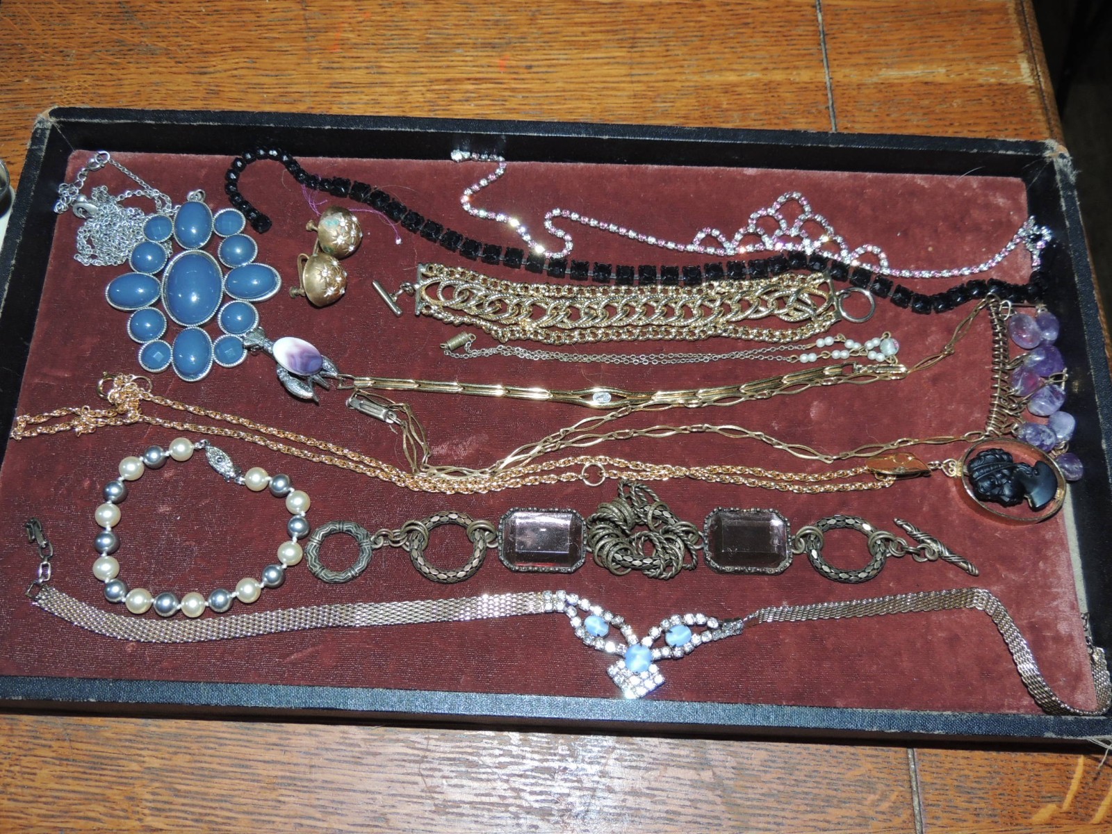160 + ASSORTED COSTUME JEWELRY 98% VG RINGS, BRACELETS, NECKLACES, PINS & EARRIN