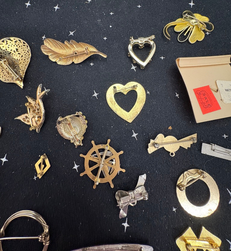 VTG Metal Pins Lot Of 18 Hearts,Stars,Flowers Mostly Gold Color