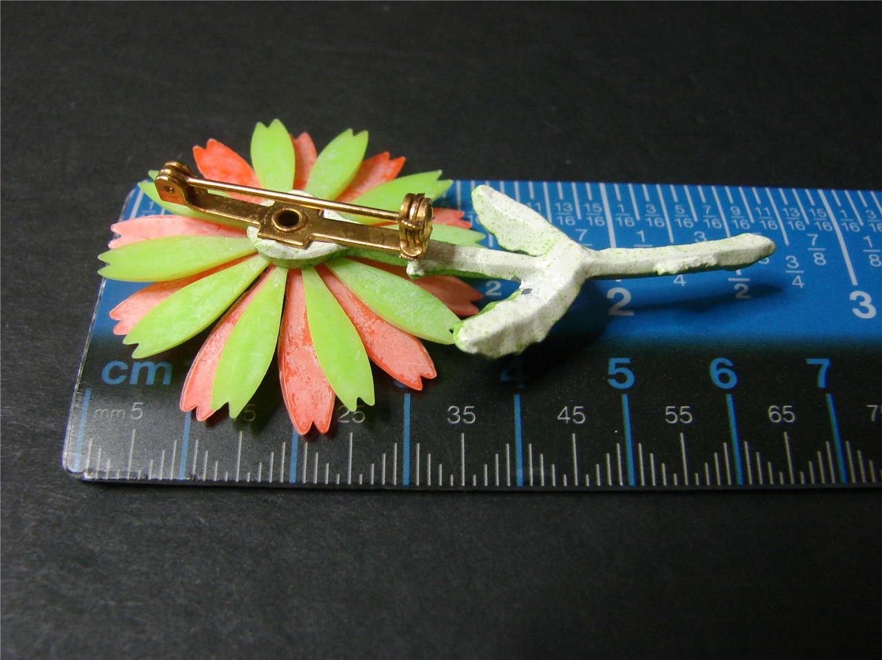 Vintage Retro Mod 60’s Green & Orange Plastic Daisy Flower Pin Brooch