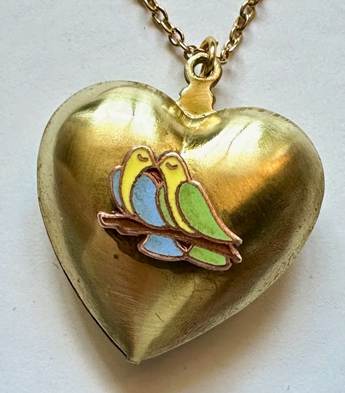 VINTAGE HEART PUFF BRASS W LOVEBIRDS PENDANT 1 1/4″ NECKLACE 24″ VTG BRASS CHAI