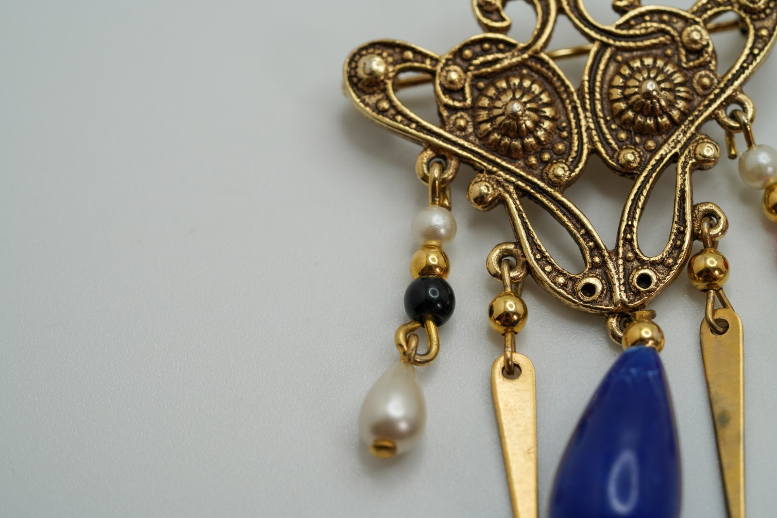 Vintage Gold Tone Blue Dangle Brooch 5.3cm JB45