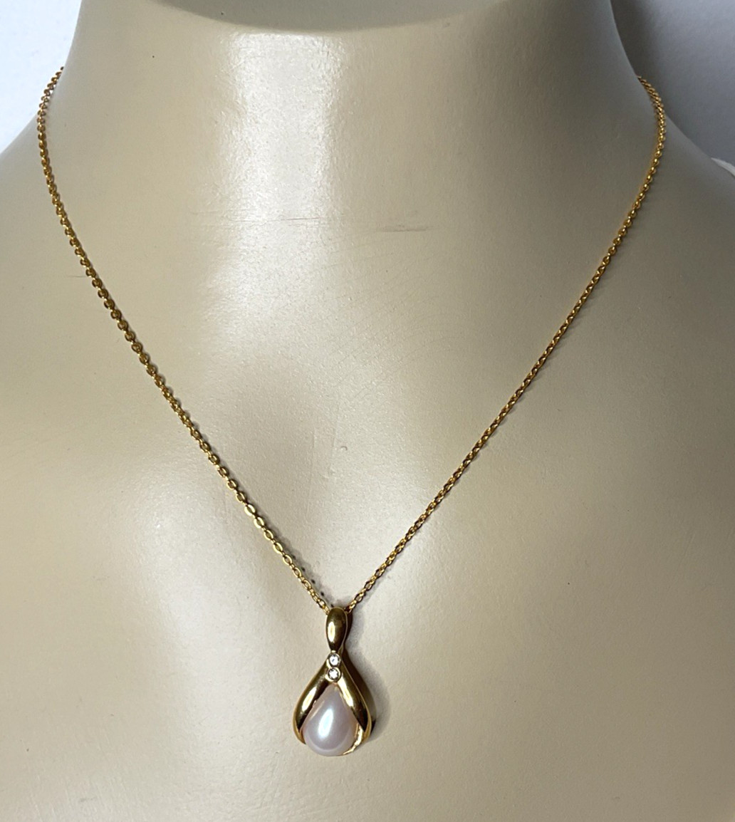 Vintage Avon Faux Pearl Teardrop Pendant Necklace Gold Tone Finish 1052