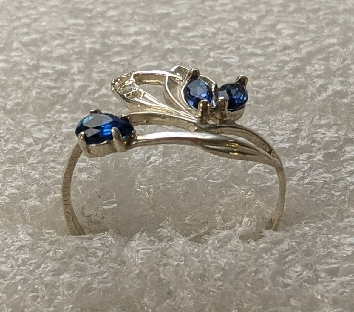Vintage ring sterling silver 925 Size 8 Weight 1.53 g. Blue stones.