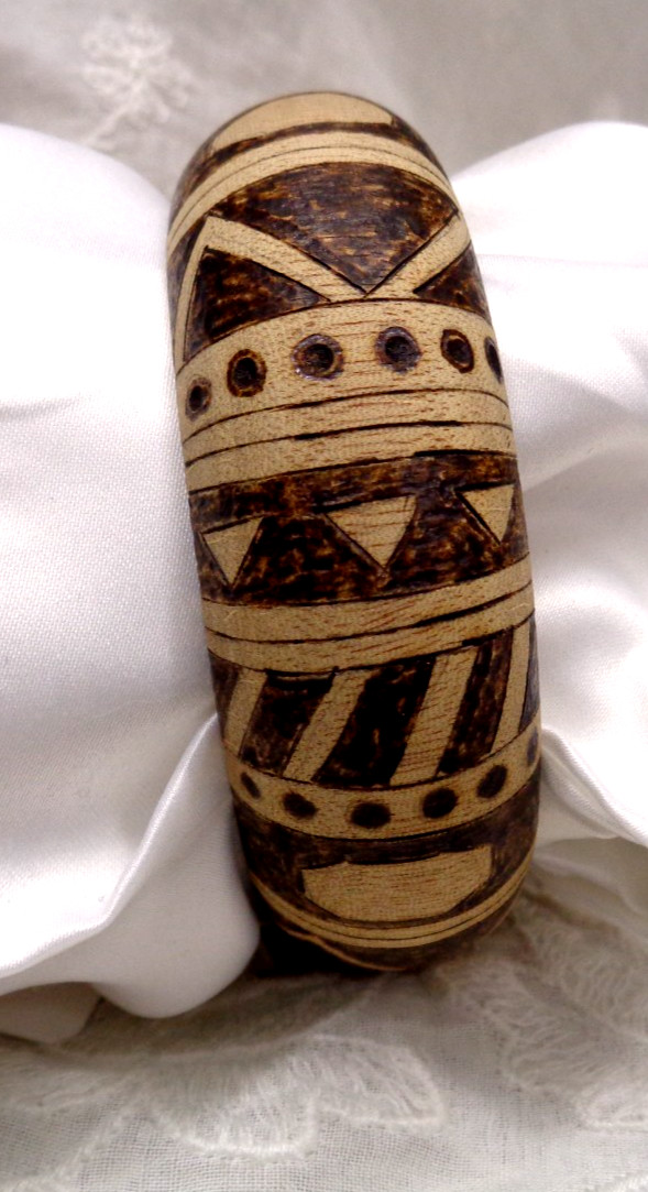 Vtg Estate Jewelry ~ 1″ Width BROWN WOOD Design Bangle Bracelet