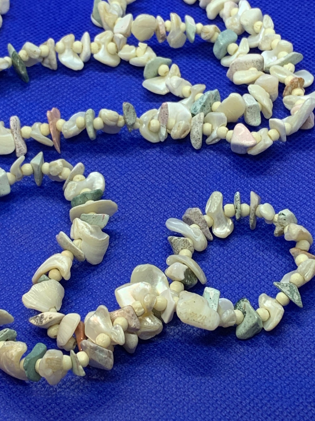 Vintage Women’s Mother-Of-Pearl Beaded Rock and Shell Strand Necklace
