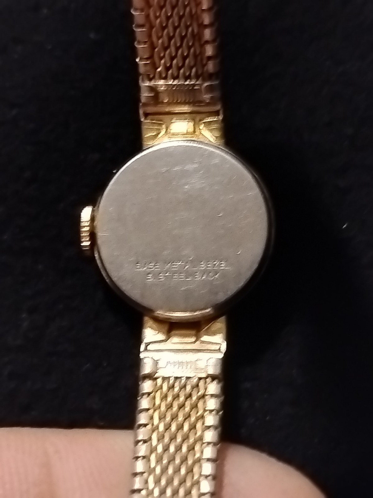 Vintage Womens Hand Wind Timex Watch 17mm X 7 3/4” in working order keeps time