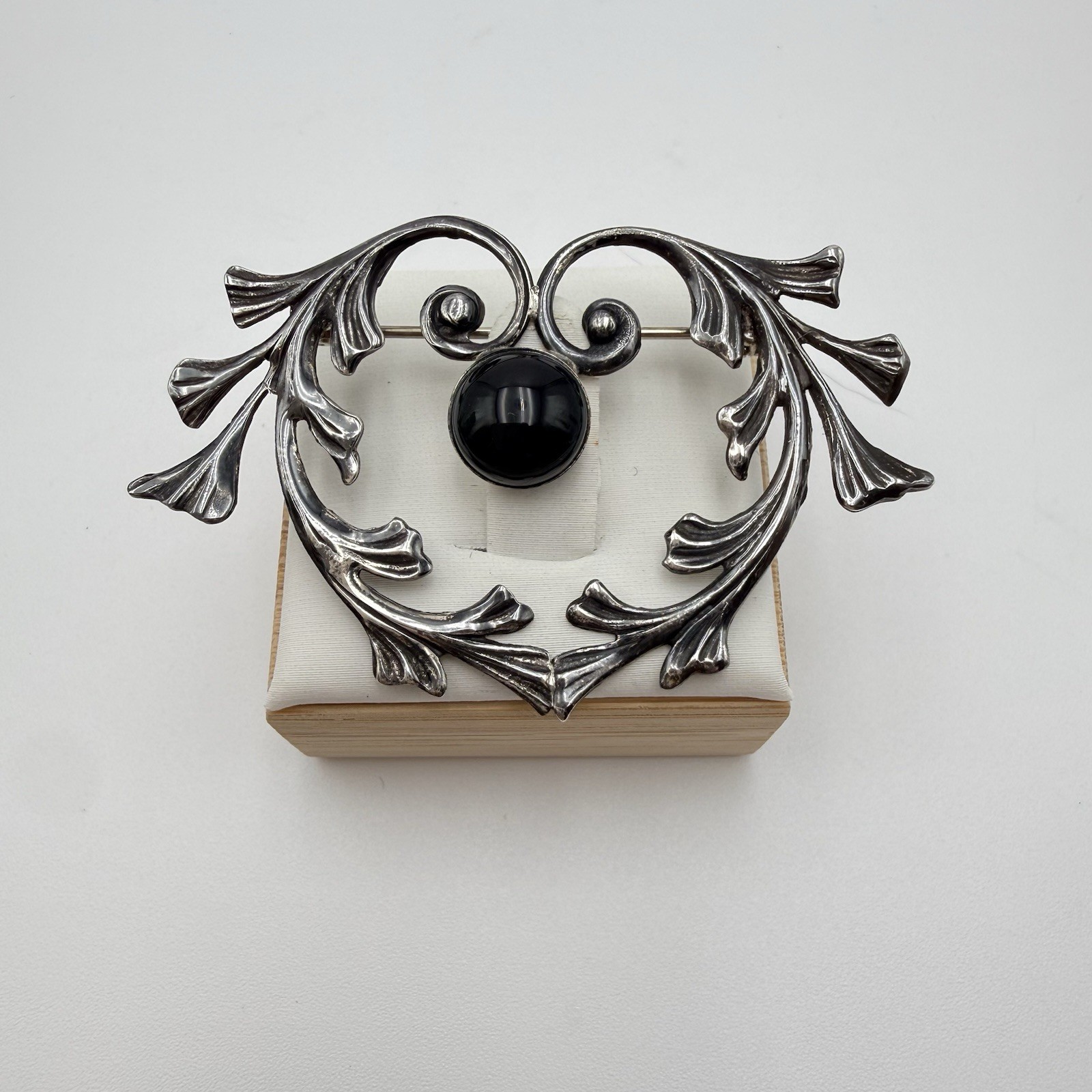 Vtg Silver Tone Black Cabochon Brooch Floral Scroll Art Nouveau Pin Openwork AC