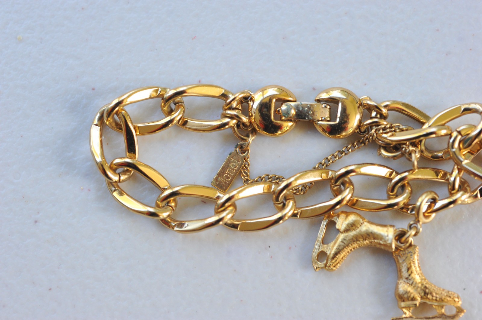 Vtg Monet signed Charm gold tone bracelet starter with 1 charm ****READ AF13